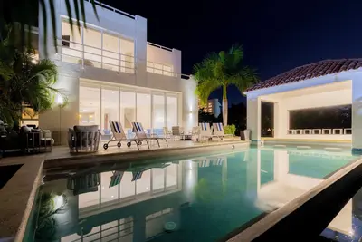 Image de Oceanfront Paradise: Villa with Full Staff