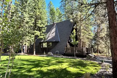 Image de New! River Cabin A-Frame-Remodeled A-Frame on the river, walk to town, lake & dining
