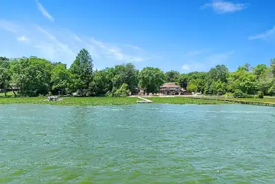 Image de Spacious water-facing 5-bedroom loft with backyard access to Cedar Lake