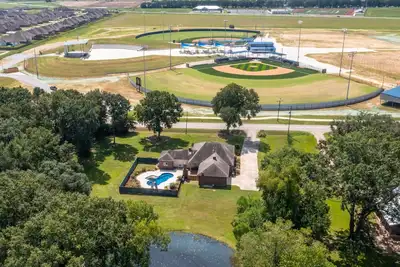 Image de Gameday Getaway • Pool • Pond • King Bed • Sports Complex • Office