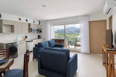 Image de Welcome to a luxurious condo offering breathtaking views