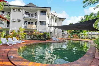 Image de Leafy Solace A Contemporary Cairns City Hideaway