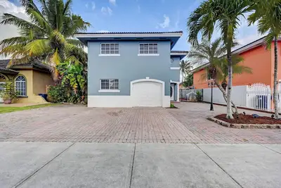 Image de Spacious 4-bedroom house in awesome Miami with Wi-Fi, Ac, Heated Pool.