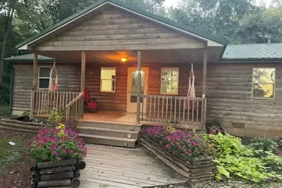 Image de Lakeside Lodge of Legends;    A Wilderness Wanderer’s Wonderland