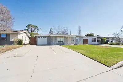 Image de Bfl Airport Casita, 2 bed 1 bath Great backyard! Wifi & A/C!