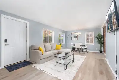 Image de Cozy & Quiet 2-Bedroom Retreat in Pittsburgh with WiFi and Parking