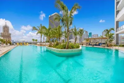 Image de 49th Floor Sleek Condo | Cozy Pool, Gym & Spa Stay