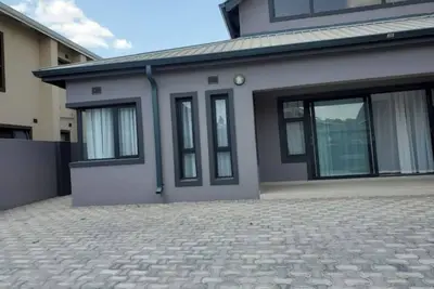 Image de Glint Airport Holiday Home