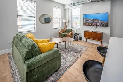 Otr, 1blk to Tql, Cali King Bed, Sleeps 4, Free Light Rail, 58in TVs, Wifi