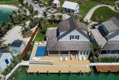 Image de South End Villa on the water: lovely pool, expansive decks, and 60’ private dock