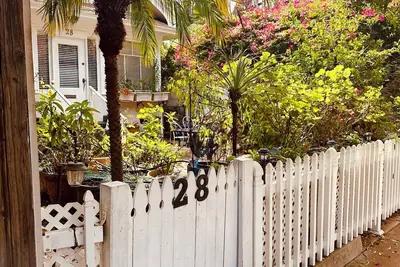 Image de Vintage Cottage steps from Venice Beach