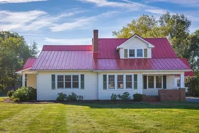 Image de Very Special Red Roof House