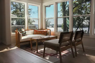 Image de Waterfront Retreat - Private Dock & Hot tub