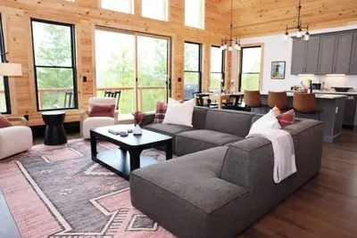 Image de Brand New. Views! Hot Tub. Sleeps 14. Kid Friendly