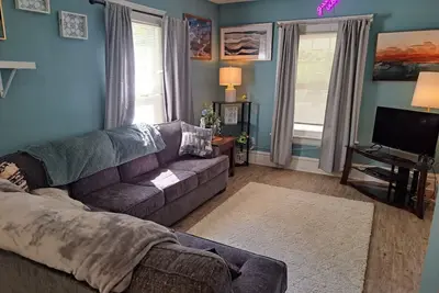 Updated Spacious & Stylish 3-B 2-Bath Home Akron