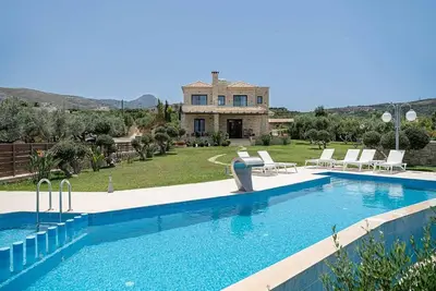 Image de Traditional Crete Villa | Villa Horizon | 3 Bedrooms | Private Pool & Ouotdoor Heated Jacuzzi | Breathtaking Sea Views | Ample Alfresco Area & Bbq | Chania
