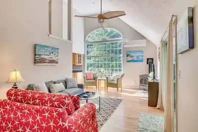 Image de 1/2 Mi to Ogunquit Beach: Maine Home w/ Deck!