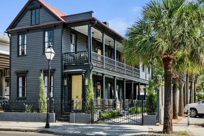 Image de Chic 3 Bedroom on King St Parking & Outdoor Space