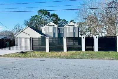 Image de Spacious 6 Br / 3. 5 Bath house - 15 mins to Downtown.