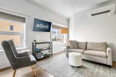 Image de The Trifecta at 493 - 3 Suites - On King!