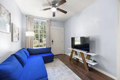 Image de Charming Cottage in historic Nacogdoches. Steps away from the brick streets!