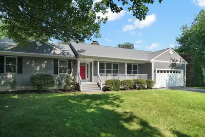 Near Newport, Beaches & Golf: Spacious Getaway