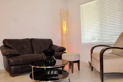 Image de 2-bedroom for rent w private bathroom in a townhome Las Vegas  host live in