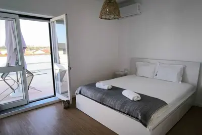 Image de Charming 1-bedroom apartment with 2 large patios, WiFi, A/C next to Praia Ofir