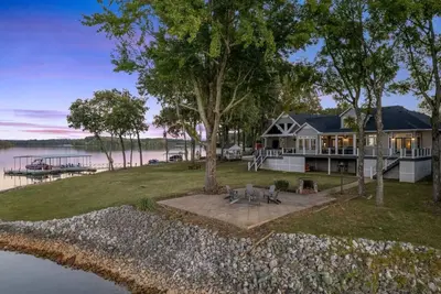 Image de *Rare Find* Best Lot with Dock and Views on Lake