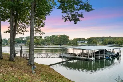 Image de Hook, Wine, & Sinker-Sleeps 28, Dock, Hot Tub, Kayaks/SUPs