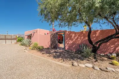 Image de Sunset Manor: Secluded 5bd/3ba w/ Pool in Midtown