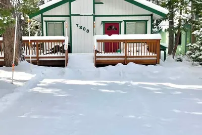 Image de The Aspen House, The Aspen House: Charming Remodeled Cabin in Tahoe. . . Walk to Lake in 10 min!