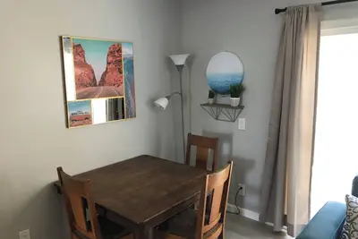 Image de Ground floor 2-bedroom apartment with a private yard in the Belmont Hills.