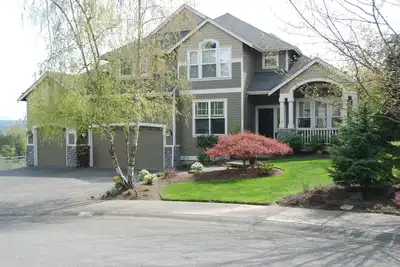 Image de Spacious 4-bedroom Family friendly house, in the heart of the Eastside.