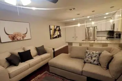 Image de Superhost/Spacious Classy Enclave Rodeo < 1mile. Baby Crib