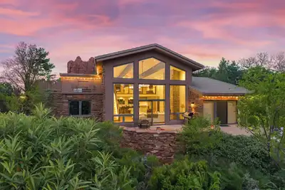 Image de Luxury Home Cathedral Rock Views, Large Property with a Stream/ Lush Fruit Trees