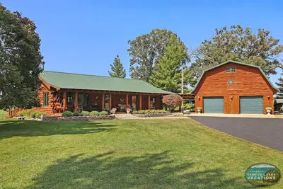 Image de Cobblestone Cabin- 5 minutes from Geneva Lake, Easy Access to Snowmobile Trails!