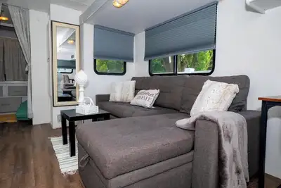 Image de Cozy 2-bedroom Rv with WiFi, Ac in lovely Spring Hill