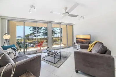 Image de Bright and Chill Beachfront Apartment w Balcony