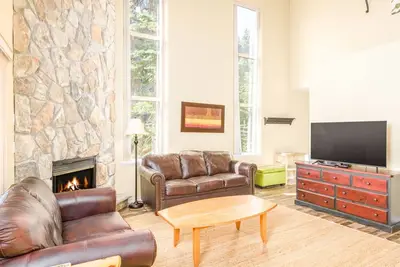 Image de Spacious 4-Bedroom – Sleeps 12 & Private Hot Tub