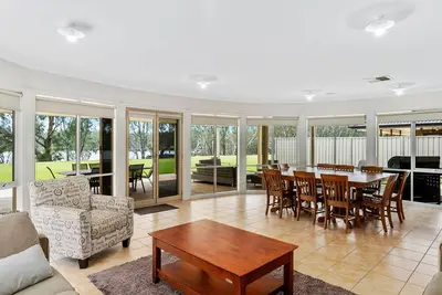 Image de D3 Ski Ranch. 5-bedroom waterfront home and private jetty.