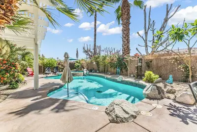 Image de Neon Bungalow: Huge Pool, Arcade, Poker, Glam Room