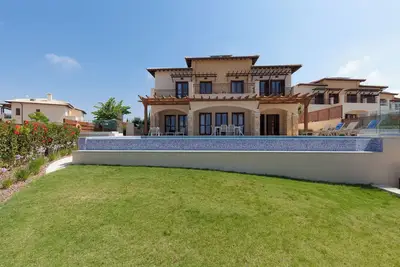 Image de Unwind in Unmatched Luxury with Breathtaking Sea Views