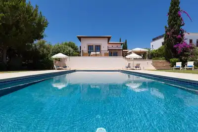 Image de Elegant Villa Retreat with Infinity Pool & Scenic Views