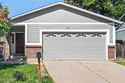 Image de Spacious 5-bedroom house in amazing Aurora with WiFi, Ac