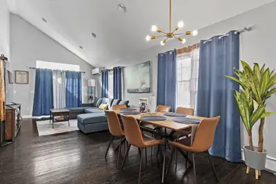 Image de Spacious 5-bedroom house with a fun-filled game room and a fitness room.