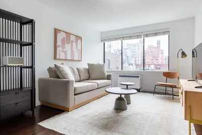 Image de Airy Chelsea 2br w/ Gym, Doorman, nr Chelsea Market, by Blueground