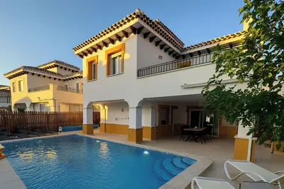 Image de 4 Bed Villa-Sleeps 8-Private Pool-Golf Resort