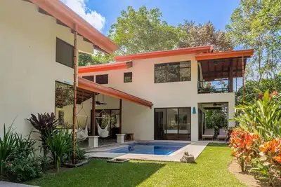 Image de Charming home with private pool, close to surf & waterfalls