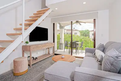 Cozy apartment just 5 minutes from the beach with pool views and workspace